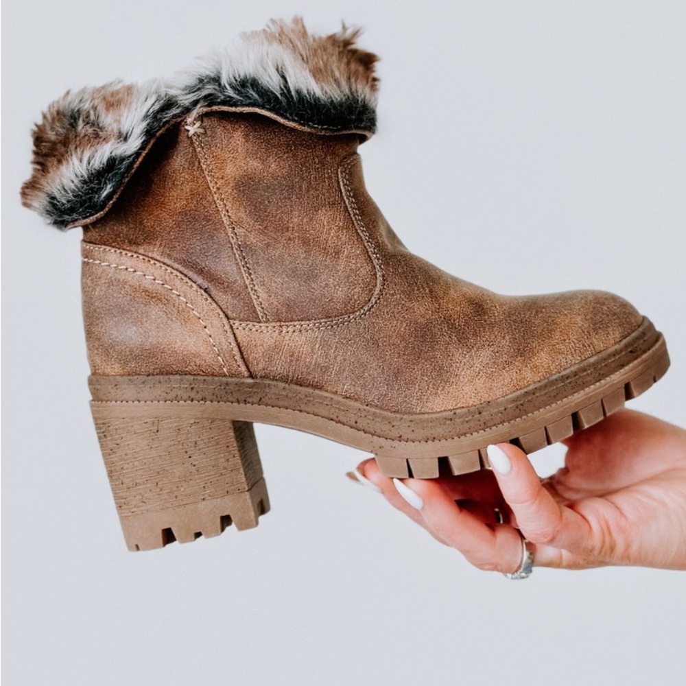 NWOT-VERY G - Tan, fur lined side, zip bootie